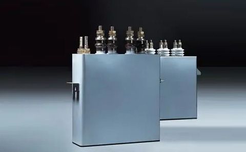 電容器在直流電路中起什么作用？