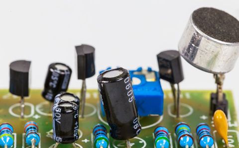 無功補(bǔ)償電容器漏油，可以繼續(xù)使用嗎？