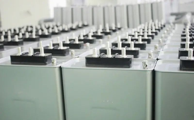 電力電容器組接線應遵循哪些原則？